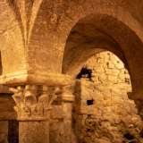 Alziamo lo sguardo: sulle nostre teste � un trionfo di volte a crociera, sorrette da pregevoli colonnine di diversa sezione e capitelli finemente decorati